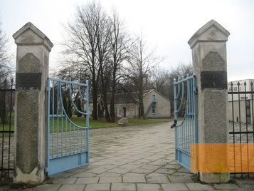 Bild:Memel, 2011, Eingangstor des Friedhofs, Stiftung Denkmal