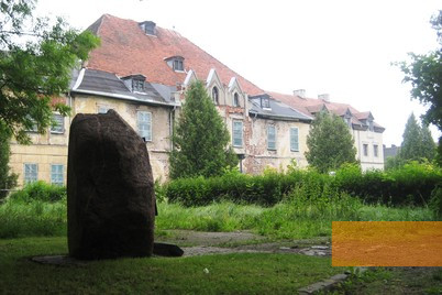Bild:Steinort, 2010, Gedenkstein und das Schloss, Stiftung Denkmal