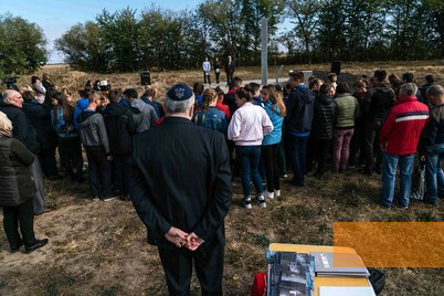 Bild:Wachniwka, 2019, Einweihungsfeier des neuen Denkmals am jüdischen Friedhof, Stiftung Denkmal, Anna Voitenko