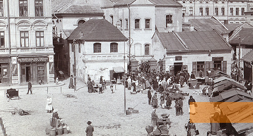 Bild:Przemyśl, um 1910, Blick über den Marktplatz auf die Alte Synagoge der Stadt, Muzeum Narodowe Ziemi Przemyskiej