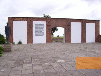 Bild:Gardelegen, 2006, Die als Gedenkmauer gestalteten Überreste der Feldscheune, Thomas Herrmann, Berlin