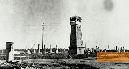 Bild:Salaspils, nach 1944, Lagergelände mit Wachturm, Bundesarchiv Ludwigsburg