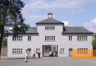 Bild:Oranienburg, 2006, »Turm A« - ehemaliger Eingang zum Häftlingslager und Sitz der SS-Lagerführung, Stiftung Denkmal