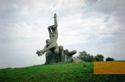 Bild:Rostow am Don, August 1997, Ansicht des Denkmals in der Smijowskaja Balka, Nautschno-proswetitel'skij Zentr »Holocaust«, Sergej Schpagin