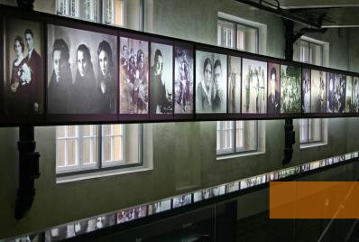 Bild:Flossenbürg, 2007, Blick in die Ausstellung in der ehemaligen Wäscherei, KZ-Gedenkstätte Flossenbürg
