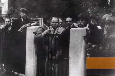Bild:Kaunas, 1940, Juden stehen Schlange vor dem japanischen Konsulat, Sugiharos namai 