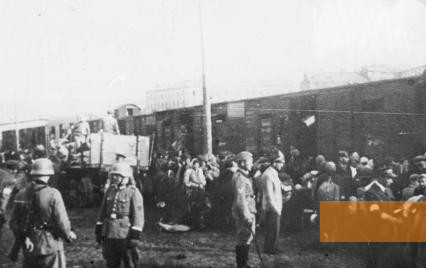 Bild:Warschau, 1942, Deportation am Umschlagplatz, Żydowski Instytut Historyczny