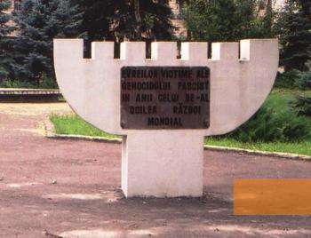 Image: Bălți, 2005, Romanian inscription on the menorah of the Holocaust memorial, Stiftung Denkmal
