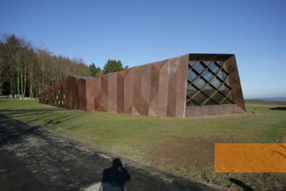Bild:Hinzert, 2005, Außenansicht des Dokumentations- und Begegnungshauses, Stiftung Denkmal, Johannes-Maria Schlorke