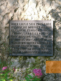 Bild:Bühlerzell, 2012, Tafel am Gedenkstein am Kinderfriedhof, Ulrich Erhard