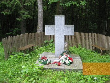 Bild:Lauknen, 2010, Steinkreuz für die erschossenen polnischen Häftlinge, Stiftung Denkmal