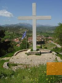 Bild:Kalavryta, 2004, Kreuz an der Erschießungsstelle, Alexios Menexiadis