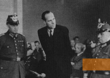 Bild:Berlin, Juli 1944, Helmuth James Graf von Moltke vor dem »Volksgerichtshof«, Gedenkstätte Deutscher Widerstand