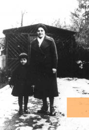 Bild:o.O., 1935, Die 1940 in Pirna ermordete Maria Stephan mit ihrer Tocher, Gedenkstätte Pirna-Sonnenstein