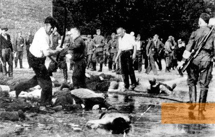 Bild:Kaunas, 1941, Szene vom Massaker bei den »Lietūkis-Garagen«, Yad Vashem