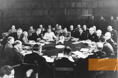 Bild:Potsdam, 1945, Konferenztisch, Bundesarchiv, Bild 183-R67561 / CC-BY-SA