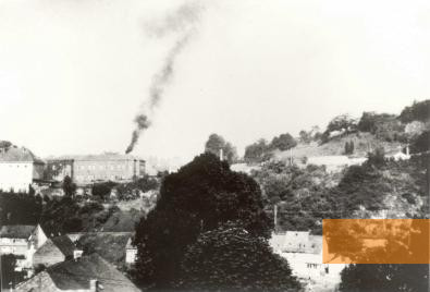 Bild:Hadamar, 1941, Heimlich aufgenommenes Bild des rauchenden Krematoriumsschornstein der Tötungsanstalt, Diözesanarchiv Limburg