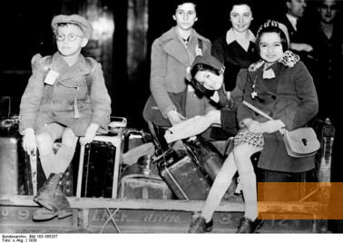 Bild:London, 1939, Jüdische Flüchtlingskinder aus Danzig mit ihrem Gepäck auf dem Liverpool Street Bahnhof in London, Bundesarchiv, Bild 183-S65257