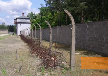 Image: Oranienburg, 2006, Former watch tower and barbed wire on the area of the memorial, Stiftung Denkmal