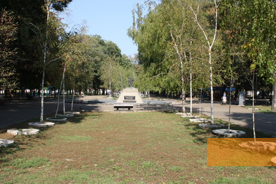 Bild:Odessa, 2012, »Allee der Gerechten der Welt« mit Zeretelis Denkmal im Hintergrund, Stiftung Denkmal