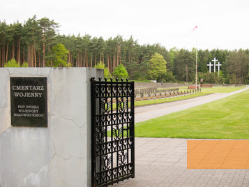 Bild:Palmiry, 2014, Eingang zum Ehrenfriedhof, Paweł Daniluk
