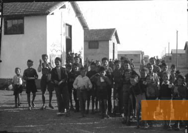 Bild:Rivesaltes, 1942, Kinder im Lager, Fonds Auguste Bohny
