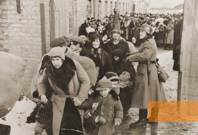 Bild:Lublin, 1942, Juden werden aus dem Ghetto deportiert, YIVO Institute