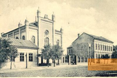 Bild:Nyíregyháza, um 1900, Die im Krieg zerstörte Synagoge der Glaubensrichtung »status quo ante«, public domain