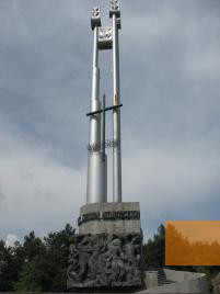 Bild:Bromberg-Fordon, 2010, Das 1975 entstandene Denkmal in der Gedenkstätte im »Tal des Todes«, Rada Ochrony Pamięci Walk i Męczeństwa 