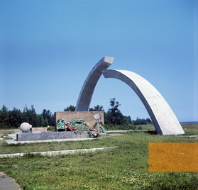 Bild:Leningrader Gebiet, 1977, Seitenansicht des Denkmals »Aufgebrochener Ring«, W. Baranowskij, RIA Novosti
