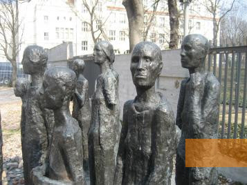 Bild:Berlin, 2011, Detailansicht der Skulpturengruppe von Will und Mark Lammert, Stiftung Denkmal