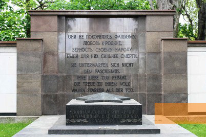 Bild:Berlin, 2015, Gedenktafel für sowjetische Kriegsgefangene, die in deutschen Lagern umkamen, Stiftung Denkmal