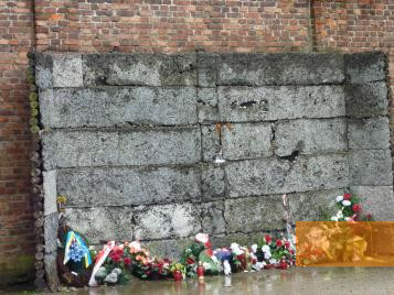 Bild:Auschwitz, 2010, Erschießungsmauer im ehemaligen Stammlager, Stiftung Denkmal
