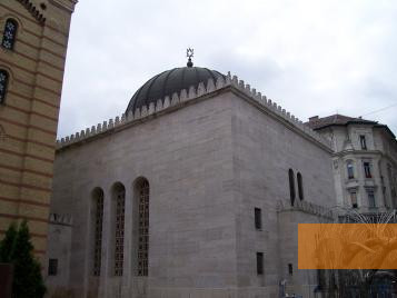 Bild:Budapest, 2005, Der 1931 erbaute Tempel der Helden, Stiftung Denkmal