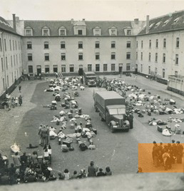 Bild:Mechelen, 1942, Innenhof der Dossin-Kaserne unmittelbar vor einer Deportation, Joods Museum van Deportatie en Verzet
