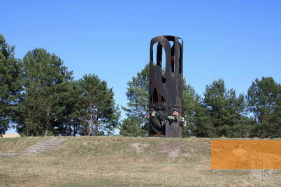 Bild:Slawuta, 2013, Denkmal für die ermordeten Juden des Ghettos auf dem »Feld der Erinnerung«, Jewgennij Schnajder