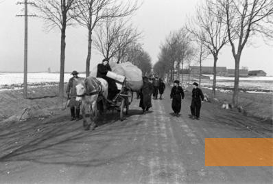 Bild:Auf der Straße nach Garsden, 1939, Juden aus Memel bei der Flucht vor den Nationalsozialisten nach Garsden, Ostpreußisches Landesmuseum Lüneburg