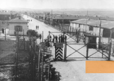 Bild:Krems, April 1945, Das Lager nach der Evakuierung der marschfähigen Kriegsgefangenen, René Brosset
