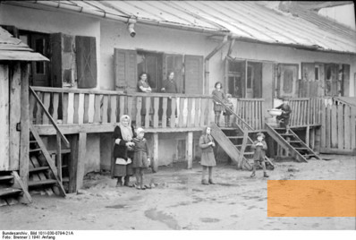 Bild:Radom, 1941, Propagandaaufnahme der Wehrmacht im Radomer Ghetto, Bundesarchiv, Bild 101I-030-0794-21A, Brener