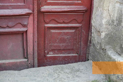 Bild:Busk, o.D., Davidstern an der Tür der ehemaligen Synagoge, Objedinennaja ewrejskaja obschtschina ukrainy, Jewgennij Schnajder