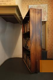 Bild:Amsterdam, 2010, Rekonstruktion der als Bücherregal getarnten Tür zum Versteck im Hinterhaus, Anne Frank Huis, Cris Toala Olivares