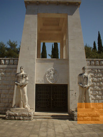 Bild:Podgorica, 2009, Detailansicht des Denkmals, Merv Weaver