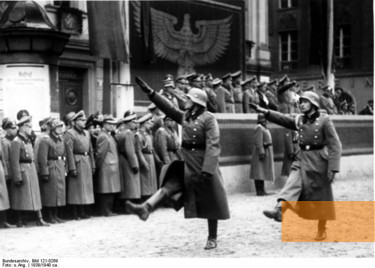 Bild:Krakau, 1939, Vorbeimarsch eines Polizei-Bataillons vor Generalgouverneur Frank und Himmler, Bundesarchiv, Bild 121-0269