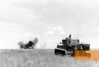 Bild:Bei Prochorowka, 1943, Ein deutscher Panzer im Gefecht, Bundesarchiv, Bild 101III-Groenert-019-23A, Grönert, CC-BY-SA