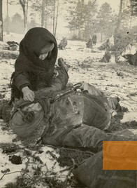 Image: Ozarichi, 1944, Three-year old Tanya with her dead mother, Belorusskiy gosudarstvennyy muzey istorii velikoy otechestvennoy voyny, Photo: Podshivalov