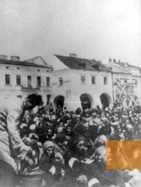 Bild:Tarnów, 1942, Juden vor ihrer Deportation, Yad Vashem