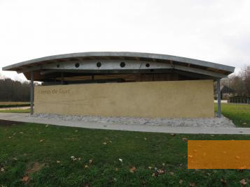 Bild:Gurs, 2007, Das Empfangsgebäude der Gedenkstätte, Jean Michel Etchecolonea