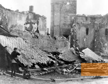 Bild:Oradour-sur-Glane, 1944, Zerstörte Häuser wenige Tage nach dem Massaker, Yad Vashem