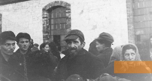 Bild:Trawniki, 1942, Häftlinge des Zwangsarbeitslagers vor der Zuckerfabrik, Żydowski Instytut Historyczny