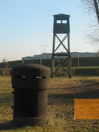 Bild:Posen-Żabikowo, 2011, Wachturm auf dem ehemaligen Lagergelände, Muzeum Martyrologiczne w Żabikowie